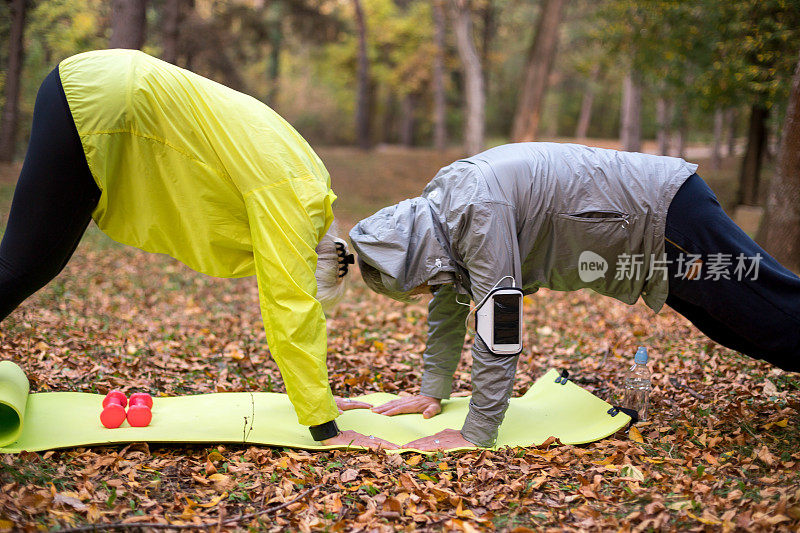 快乐的老夫妇早上在公园锻炼