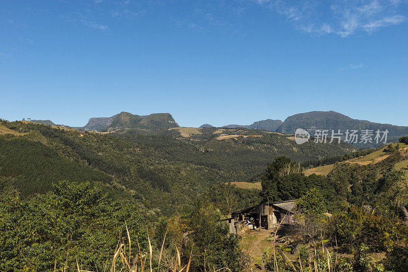 蓝天下的山景