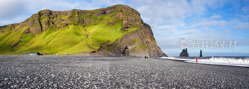 冰岛Reynisdrangur的黑色玄武岩堆