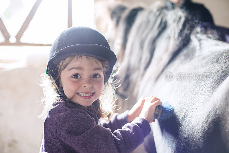 小女孩在梳她的小马