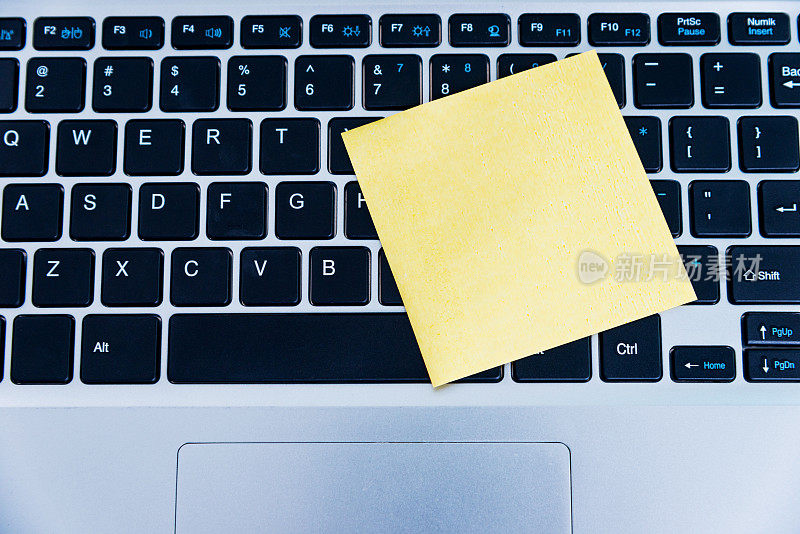 电脑键盘上的黄色不干胶便条