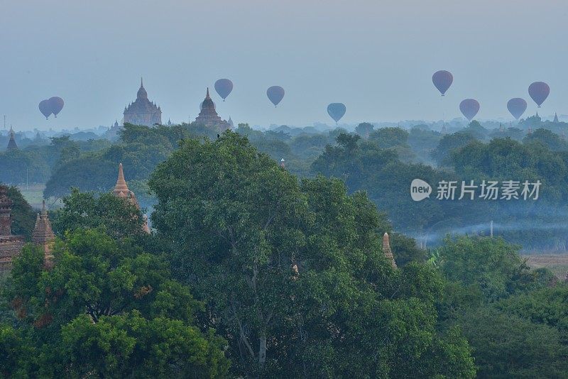 缅甸蒲甘晨雾中的寺庙和宝塔