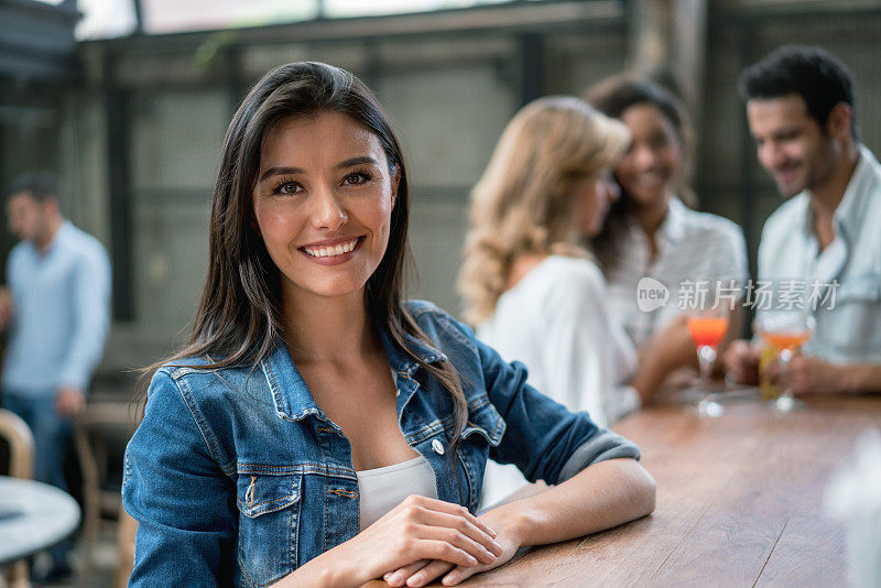 一个美丽的拉丁美洲女人在餐厅的肖像