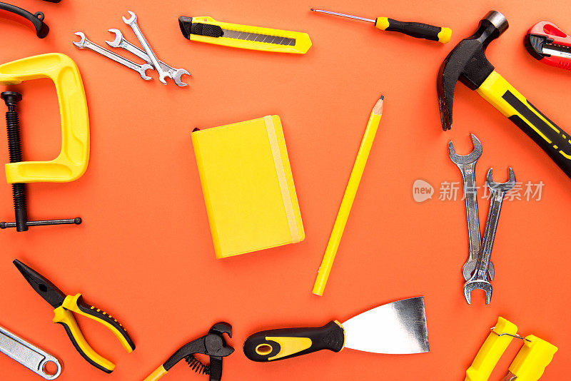黄色笔记本和维修工具
