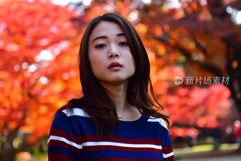 东京秋叶下日本年轻女子不同的面部表情