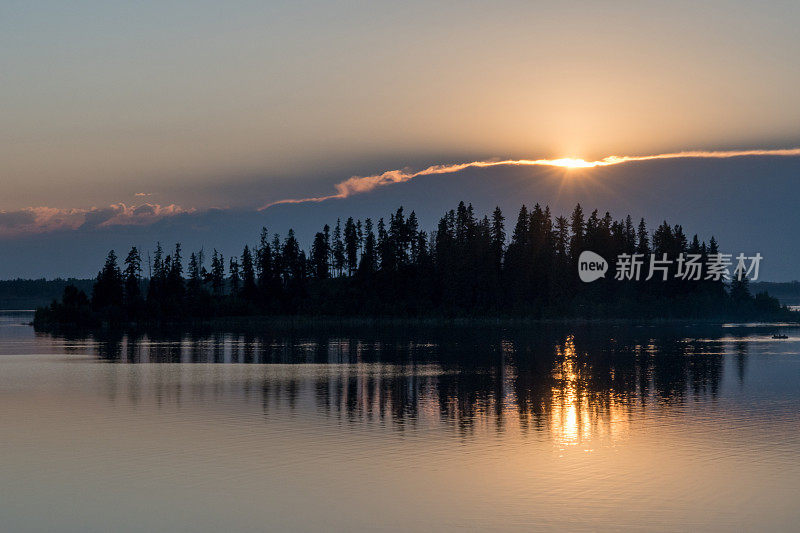 加拿大麋鹿岛国家公园的日落，阿斯托廷湖的树莓岛