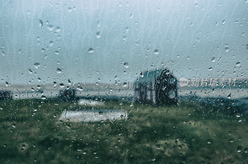 雨滴落在窗户上