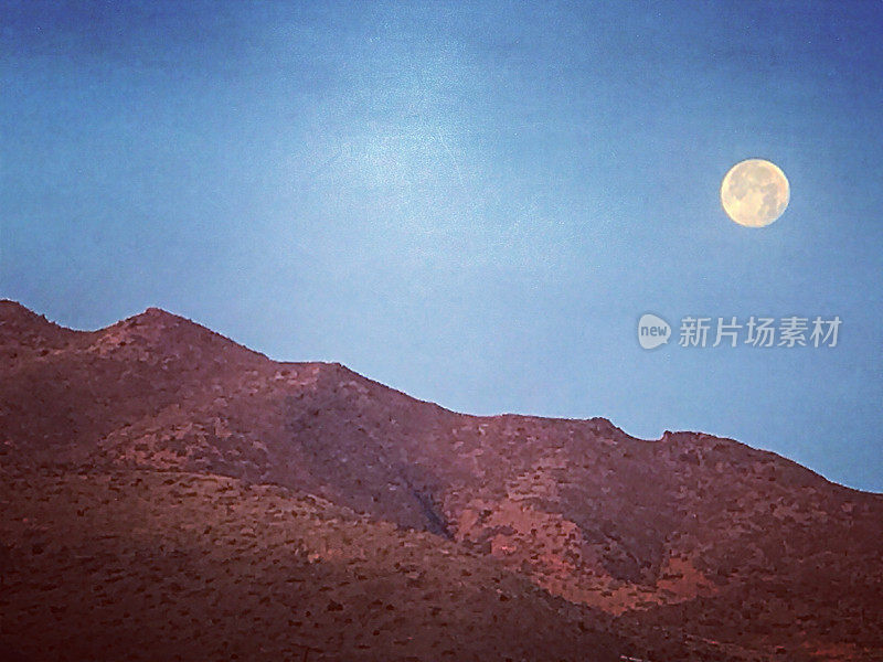美国亚利桑那州杰罗姆明格斯山的晨月