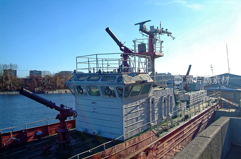 一个阳光明媚的日子，莫斯科河上的一艘消防船
