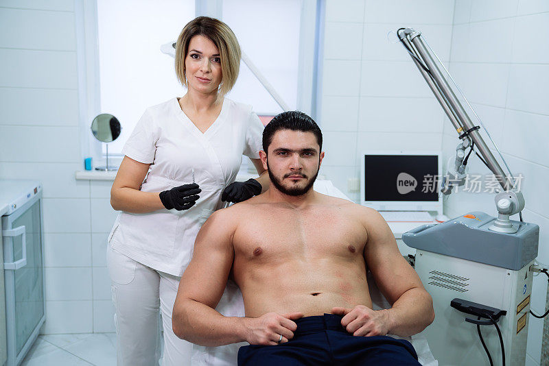 男性患者和美容师在面部美容注射过程中使用注射器。肉毒杆菌，透明质酸注射。复兴和hydratation。美容的概念