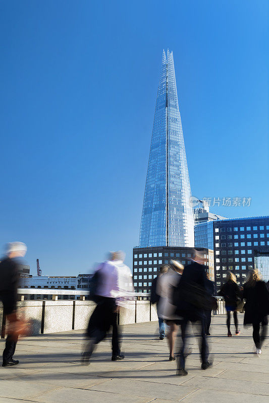 步行穿过伦敦桥到地铁站的乘客，英国