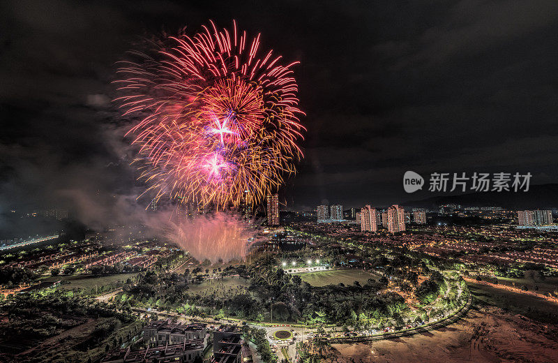 新年前夕，吉隆坡市中心居民区上空的烟花和金粉