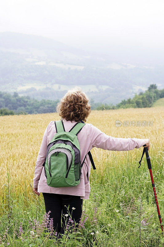 老年妇女徒步登山