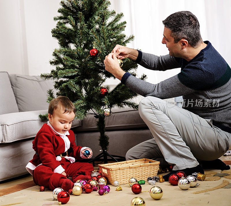 父亲和儿子装饰圣诞树