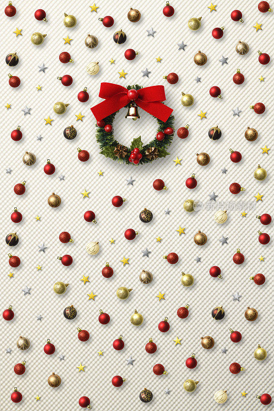 圣诞花环和许多圣诞球在凹凸不平的白纸背景。