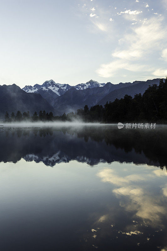 马西森湖自然全景在日出，新西兰