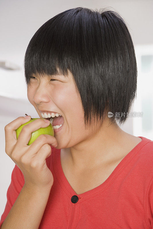 中国女子吃苹果