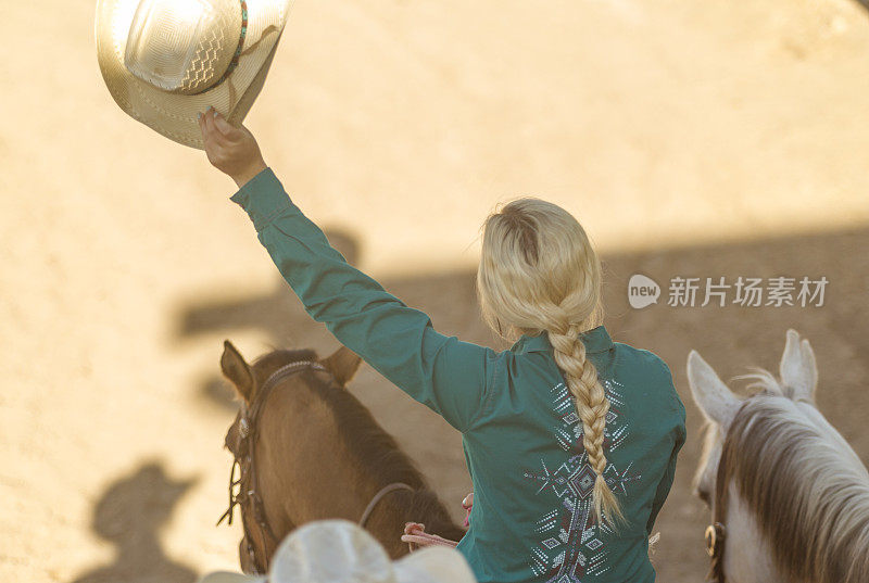 在美国犹他州盐湖城的桑塔昆山谷，金发女牛仔与马行礼