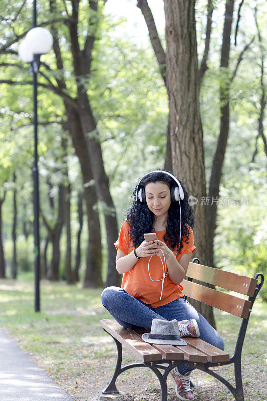 年轻女子在用智能手机听音乐