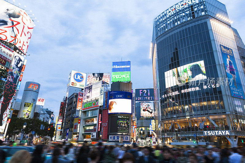 日本东京市中心涩谷十字路口的行人