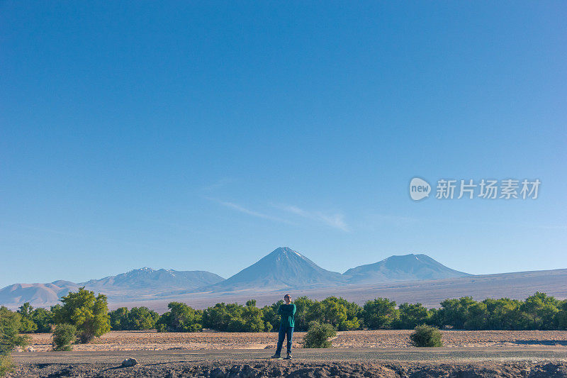 游客欣赏智利的风景。