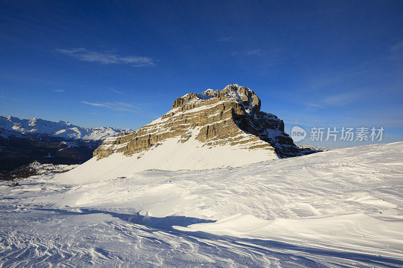 山顶的高山景观。意大利阿尔卑斯山滑雪场。航道Tonale。意大利、欧洲。