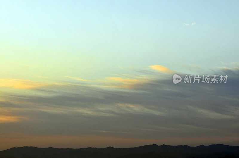 成都龙泉山脉日出时的美丽云景