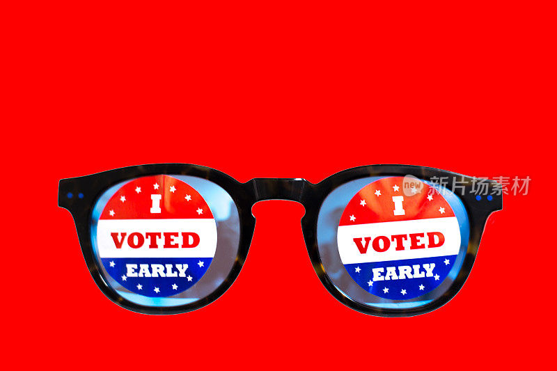 圣塔菲，纽蒙特州:贴着“我提前投票”贴纸的太阳镜