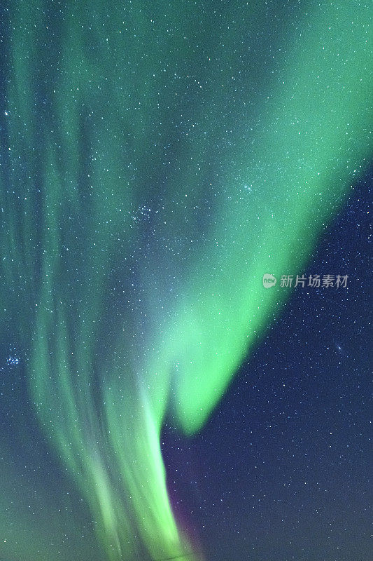 只有天空和极光的北极光背景图像