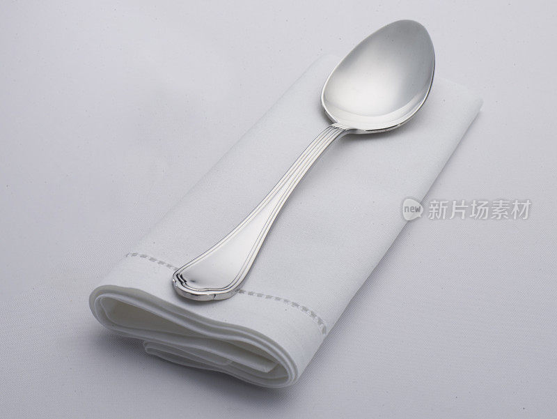 空白的白色餐厅餐巾，用勺子做的模型