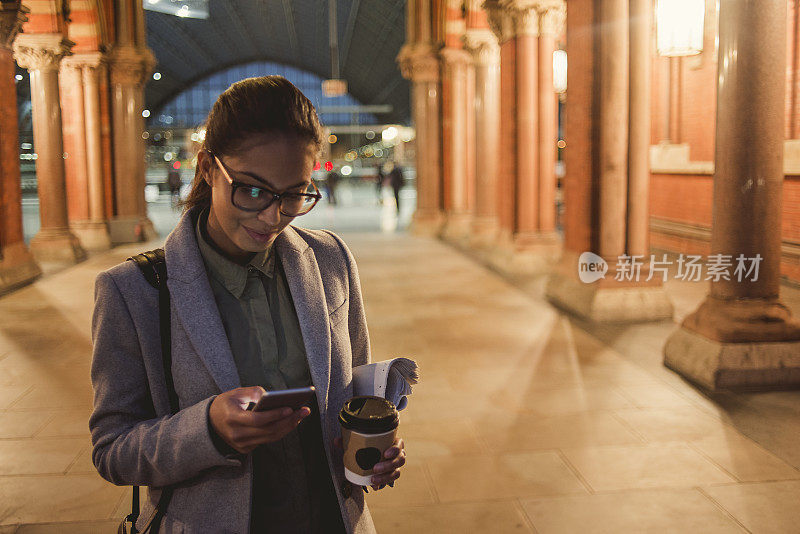 年轻的女商人正在下班的路上