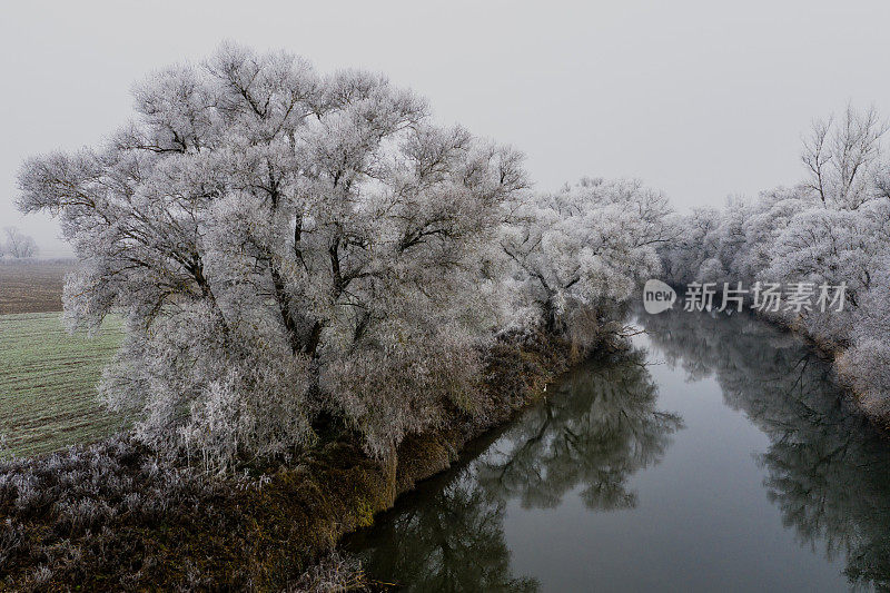 冬季河流鸟瞰图