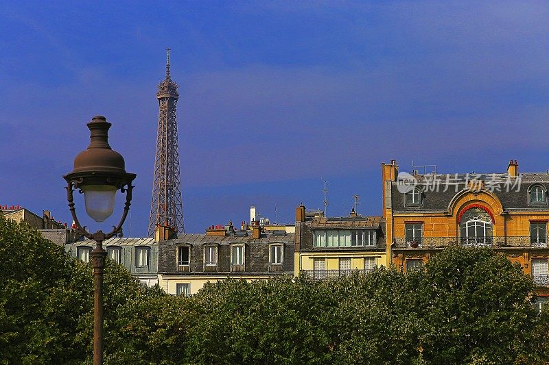 日出时的埃菲尔铁塔和荣军院的法国建筑――法国巴黎