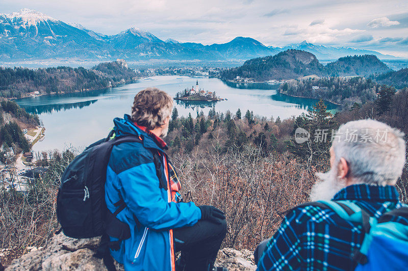 欧洲斯洛文尼亚的老人们欣赏流血湖的景色