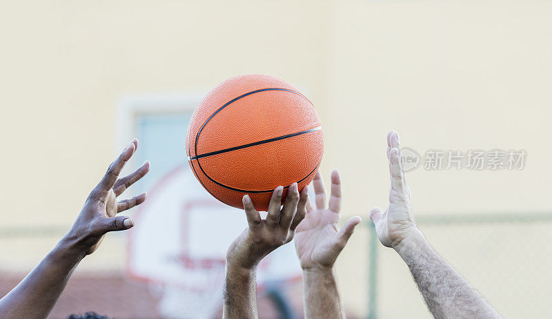 男人的手伸向篮球