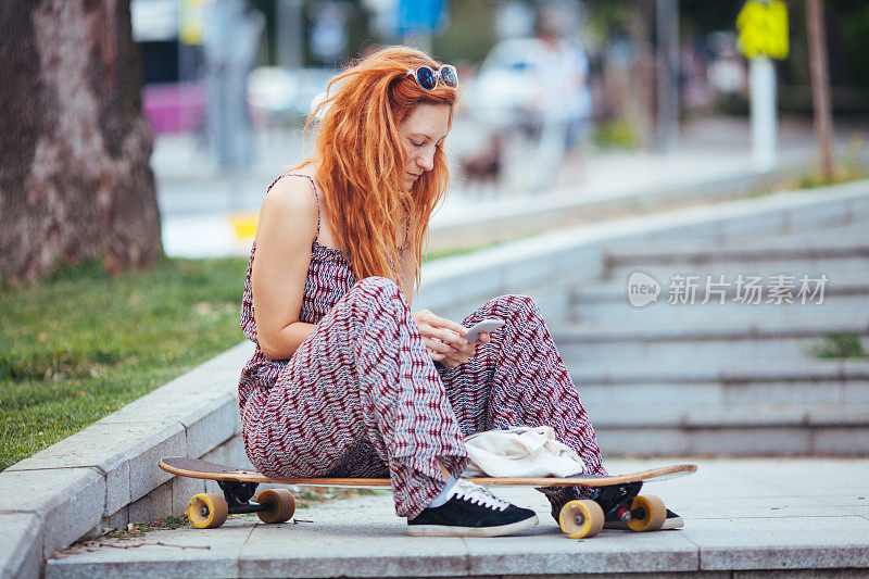 在长板上打电话的女人