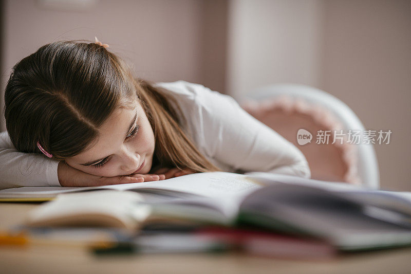 女孩在学习的时候抱着她的头