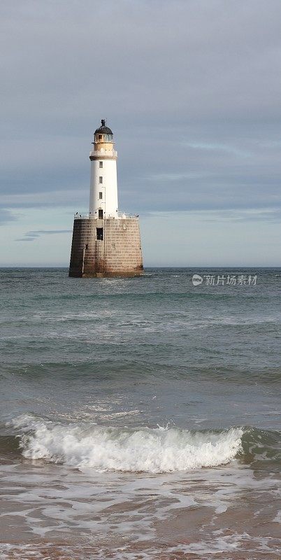 海上花岗岩平台上的白色灯塔，带有复制空间