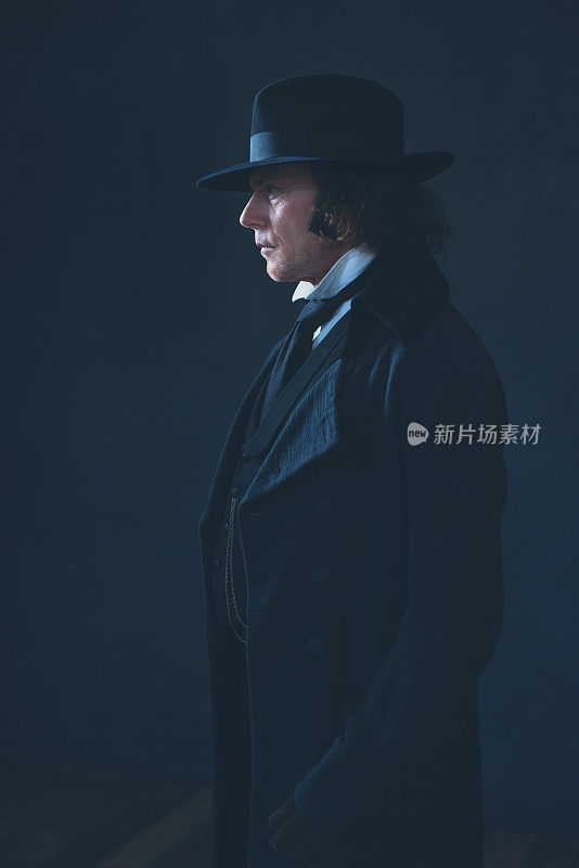 穿着黑色外套和帽子的维多利亚时代神秘男子。
