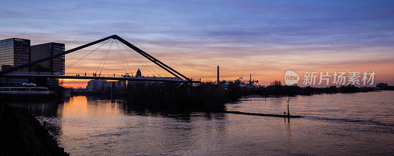 莱茵河上的步行桥，Düsseldorf媒体港(媒体港)日落