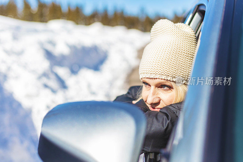 成熟的女性户外探险在西部科罗拉多山脉与记录降雪