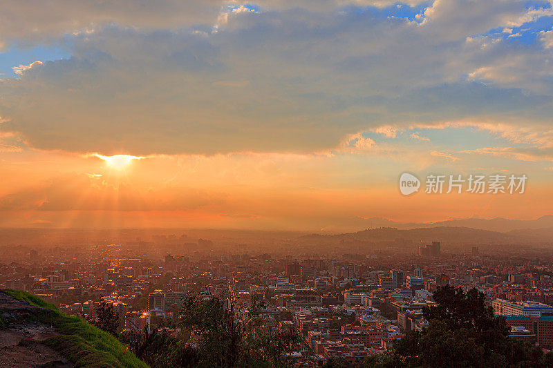 波哥大，哥伦比亚-从拉卡莱拉观看安第斯首都城市的日落