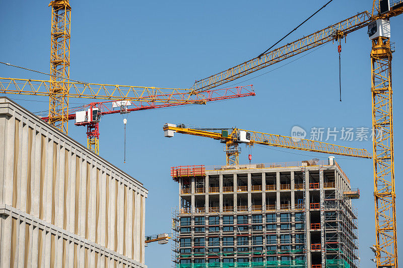 起重机站在新摩天大楼的建筑工地上，德国，欧洲