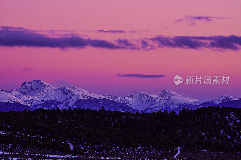 壮观的山脉和日落的景色