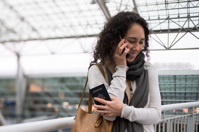 独自的女旅行者等待国际航班