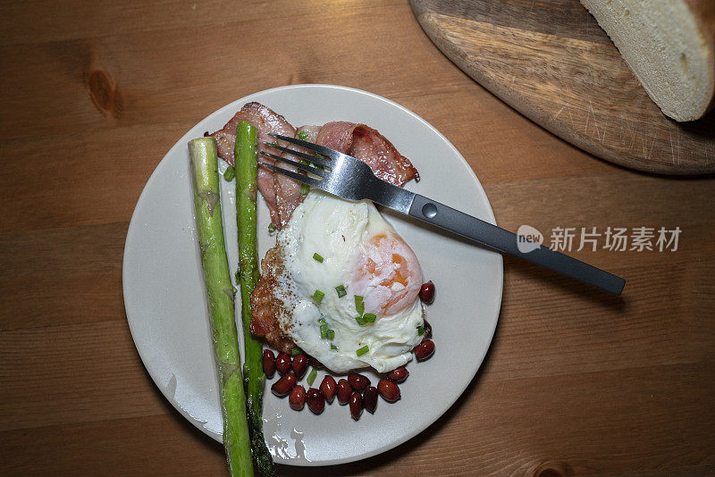 自制简易早餐:煎蛋、芦笋和培根