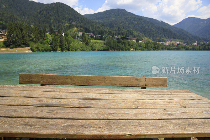 松木野餐桌。大自然原封未动，山中湖的白云石山脉和松林为背景。