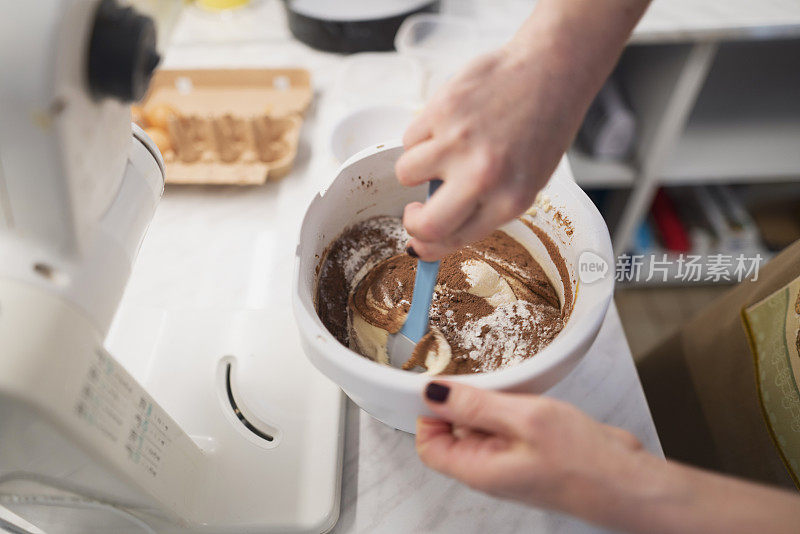 近距离混合可可粉和奶油在一个碗