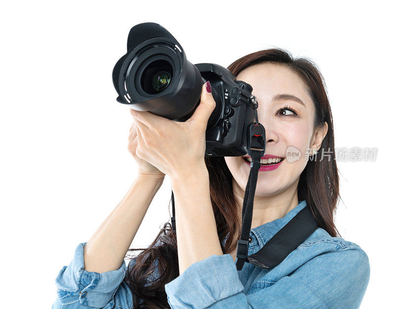 女人拿着专业数码相机在白色背景