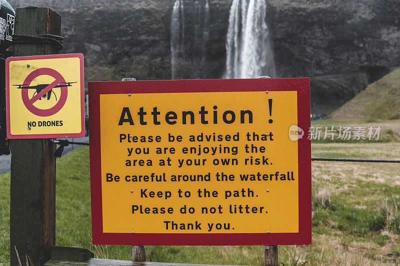 在冰岛旅游的游客信息板